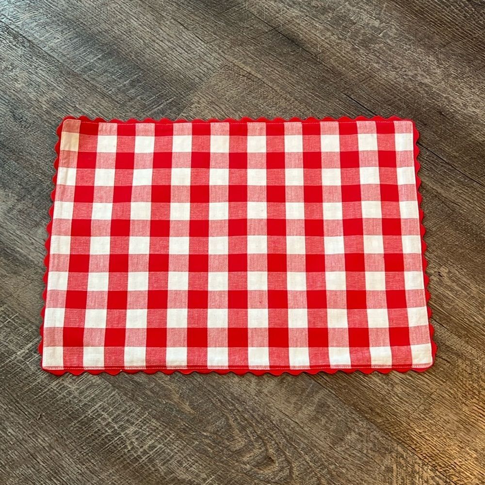 Red White Gingham Check Placemat Scalloped Trim Farmhouse Cottage Table Decor
